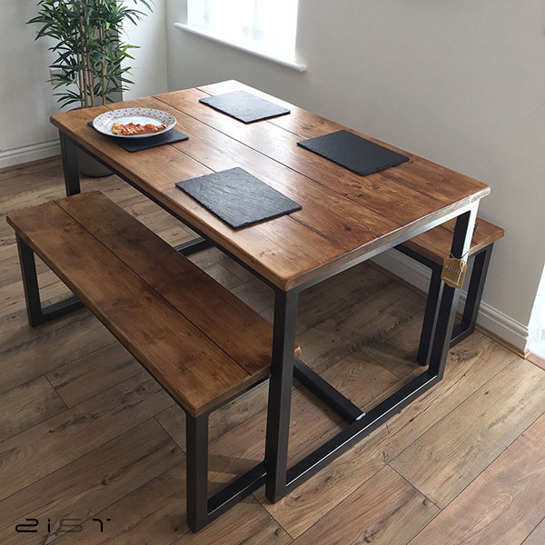 در این تصویر یک نمونه از میز ناهار خوری چوب و فلز را مشاهده می‌کنید که ظاهر بسیار زیبایی دارد و فضای کمری نیز اشغال کرده است