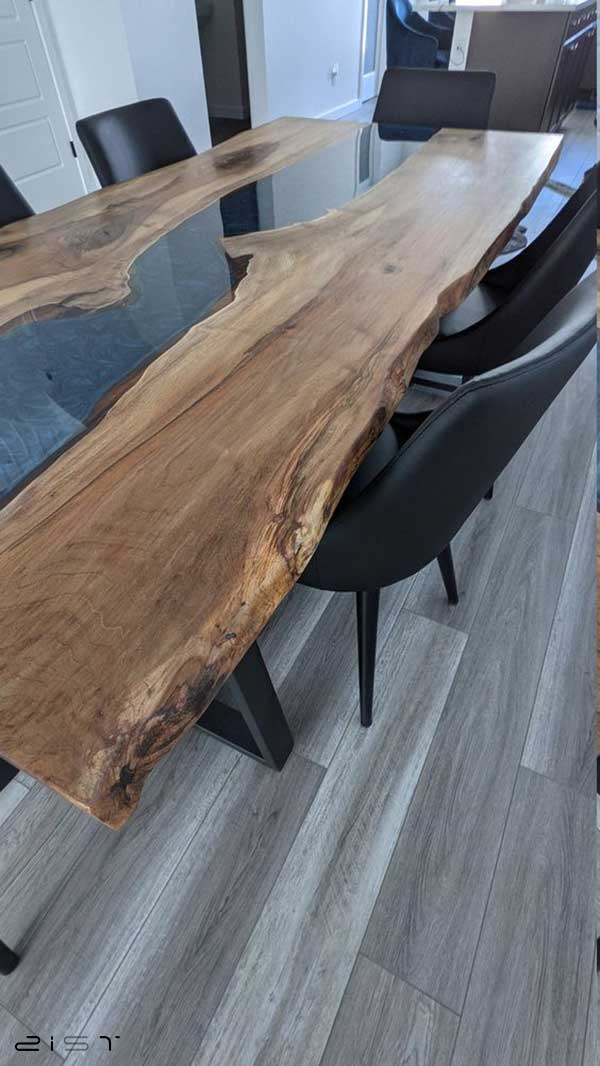 برای طراحی و ساخت میز ناهار خوری چوب و رزین از اسلب‌های دست نخورده و طبیعی چوب استفاده می‌کنند که ظاهر خیره کننده ای دارد