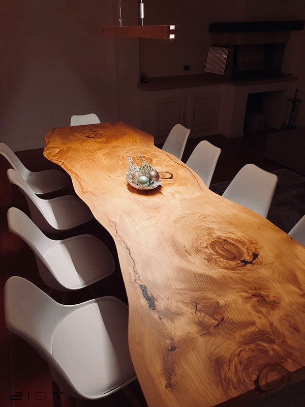 در این تصویر یک میز ناهار خوری روستیک میبینید که از اسلب درخت گردو ساخته شده است