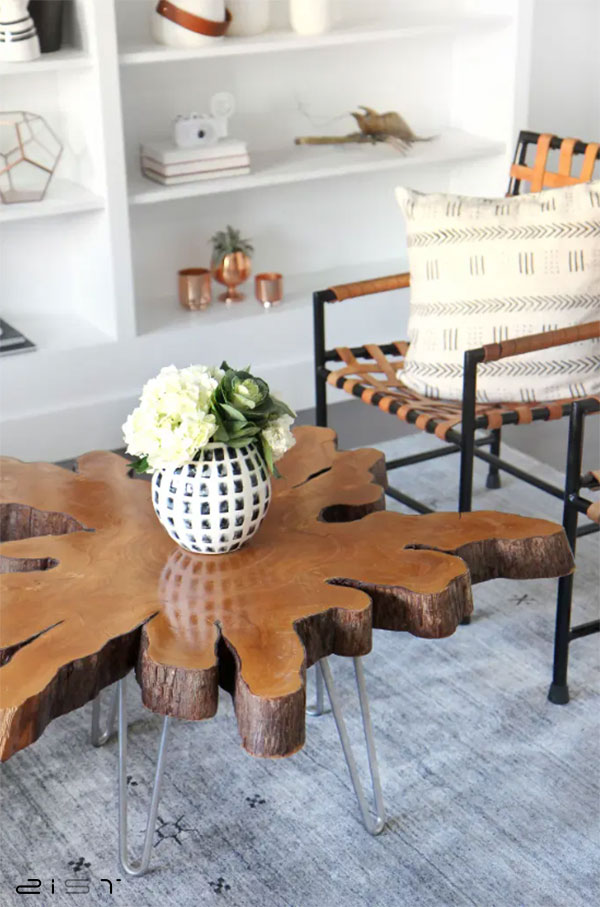 میز جلو مبلی ساخته شده از تنه درخت درست نخورده با پایه های فلزی