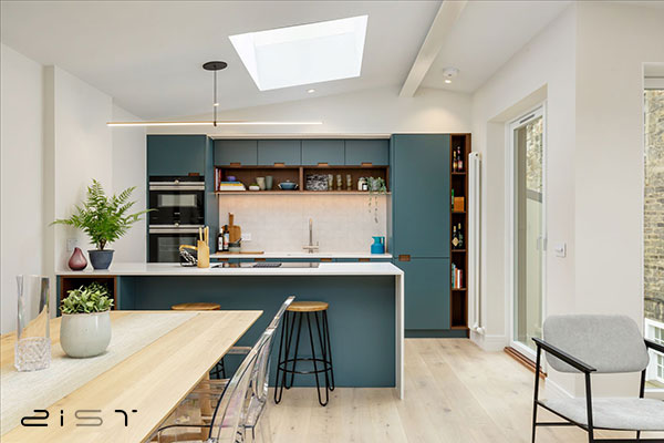 دکوراسیون داخلی این آشپزخانه با استفاده از یک رنگ برجسته بسیار زیبا و دیدنی شده است