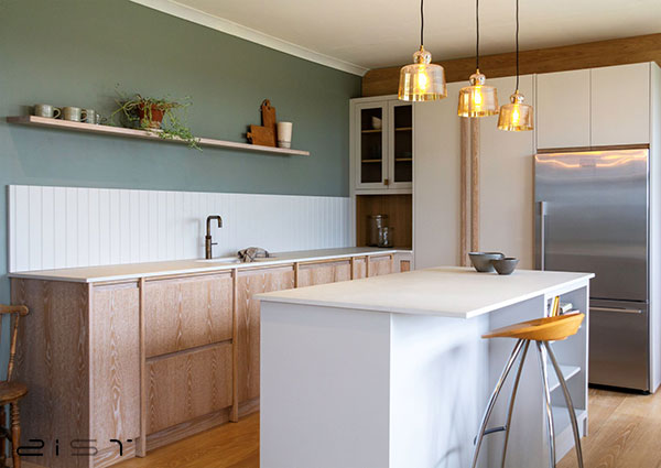 لوسترهای مدرن و طلایی یک انتخاب عالی برای دکوراسیون داخلی آشپزخانه مدرن 