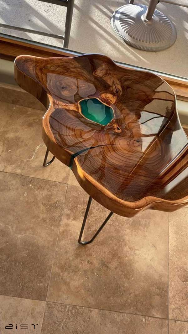 میز جلو مبلی چوبی به سبک روستیک بسیار زیبا و خیره کننده است