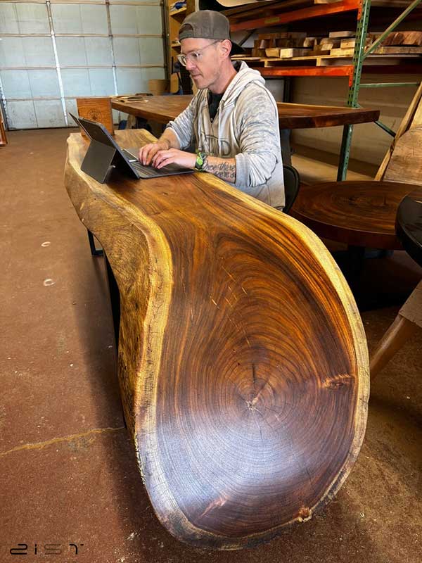 میز کار چوبی یک انتخاب عالی برای تکمیل دکوراسیون چوبی مدرن اتاق کار