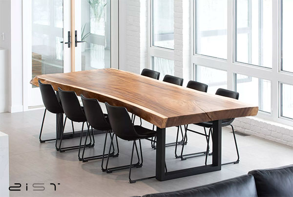 سطح این میز ناهار خوری از چوب طبیعی و دست نخورده ساخته شده است