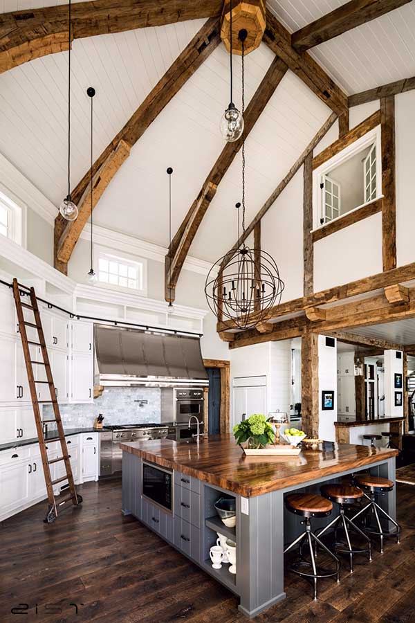 استفاده بهینه از سقف بلند اشپزخانه با نورپردازی خلاقانه و الوارهای چوبی 