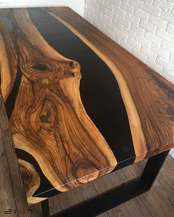 در این تصویر یک مدل میز ناهار خوری چوب و رزین را مشاهده میکنید