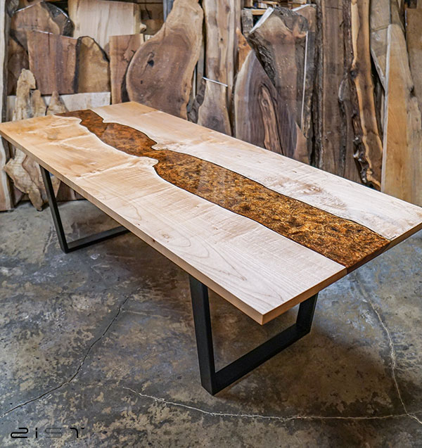 در این تصویر یک مدل میز ناهار خوری چوب و رزین مشاهده میکنید