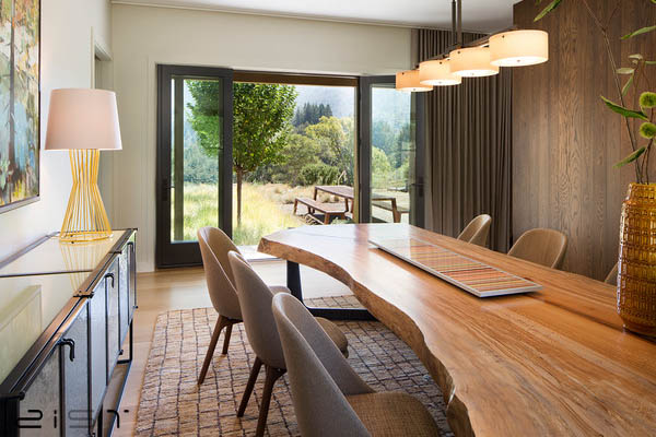 میز ناهار خوری چوب و فلز با هر سبک دکوراسیون داخلی همخوانی دارد