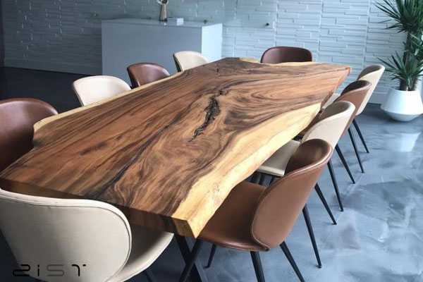 در این تصویر یک مدل میز ناهار خوری چوب و فلز خاص و لوکس را مشاهده میکنید