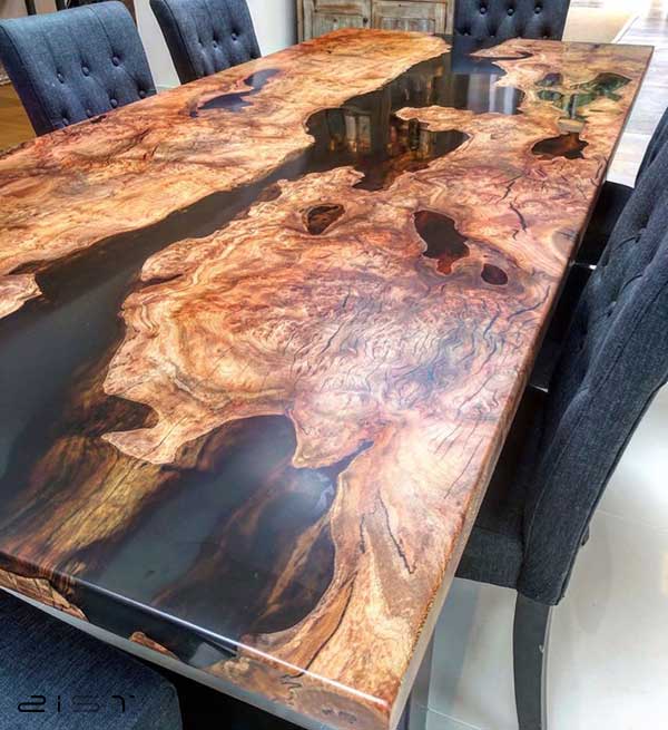 در این تصویر یک میز ناهار خوری چوب و رزین مشاهده میکنید