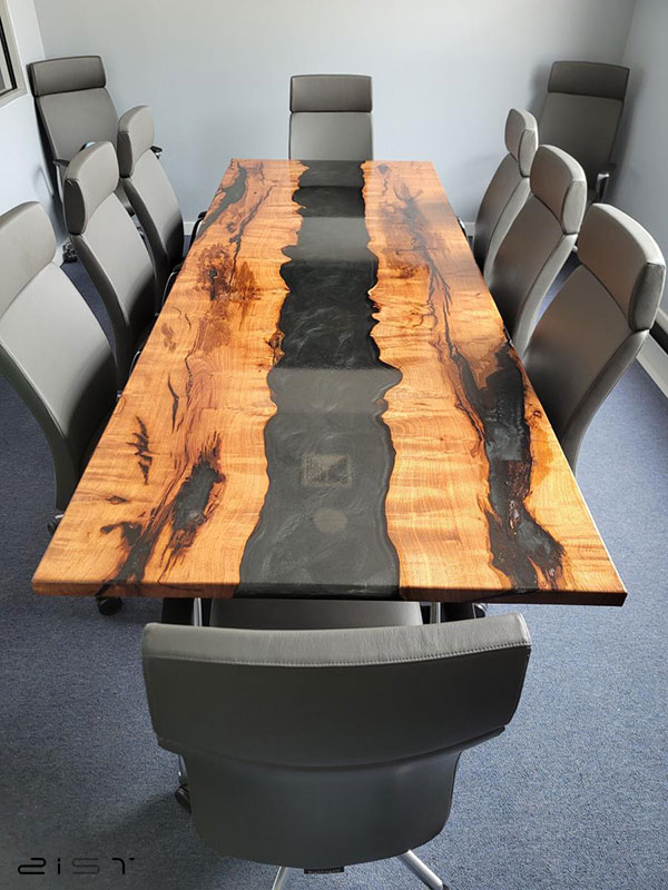 در این تصویر یک مدل میز ناهار خوری شش نفره چوب و رزین مستطیلی را مشاهده میکنید