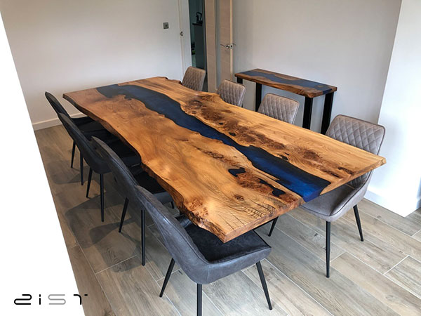 میز ناهار خوری چوب و رزین دارای طول عمر بالایی است 