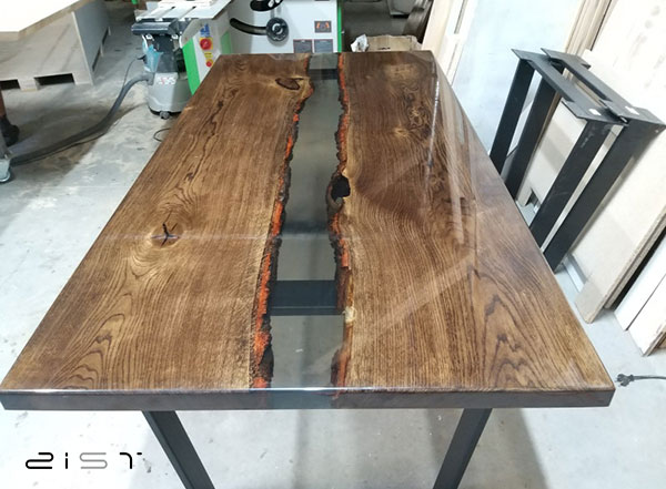 در این تصویر یک مدل میز ناهار خوری شش نفره چوب و رزین را مشاهده میکنید