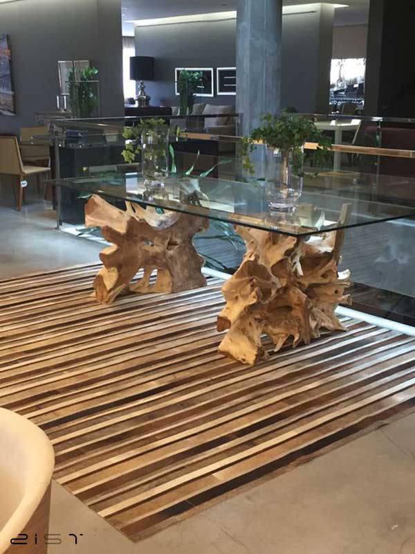 در این تصویر یک مدل مدل میز ناهار خوری شش نفره شیشه‌ای لوکس را مشاهده میکنید