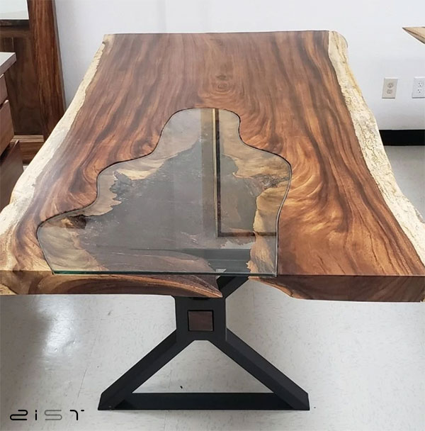 ظاهر این میز ناهار خوری شیشه ای مشابه به میز های چوب و رزین است