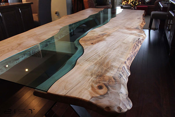 یک میز ناهار خوری شیشه ای و چوبی لوکس