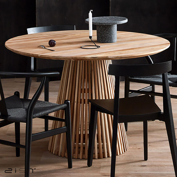 در این تصویر یک مدل میز ناهار خوری شش نفره گرد چوبی را مشاهده میکنید