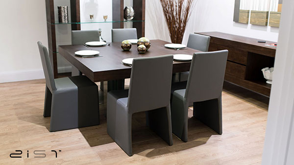 در این تصویر یک میز ناهار خوری مربع شکل مدرن را مشاهده میکنید