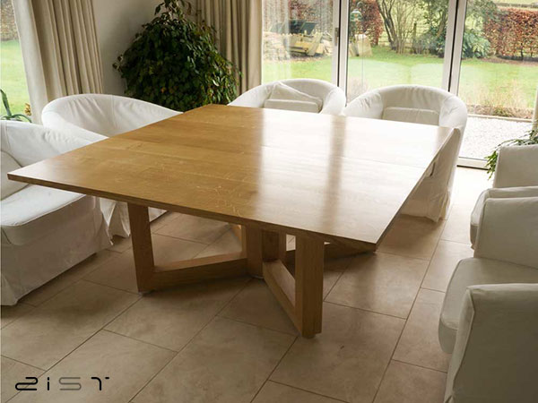 در این تصویر یک نمونه مدل میز ناهار خوری شش نفره مربع شکل چوبی را مشاهده میکنید