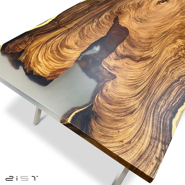 در این تصویر یک میز ناهار خوری مستطیل شکل ساخته با رزین و چوب را مشاهده میکنید