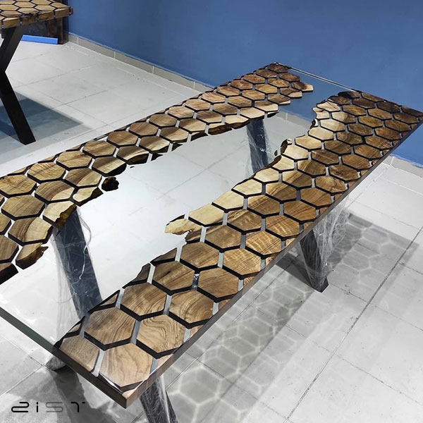 در این تصویر یک میز ناهار خوری مستطیل شکل ساخته با رزین و چوب را مشاهده میکنید