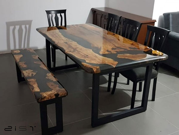 در این تصویر یک مدل جدید میز ناهار خوری چوب و رزین مشاهده میکنید