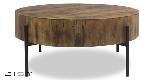در این تصویر یک میز جلو مبلی چوبی گرد را مشاهده میکنید