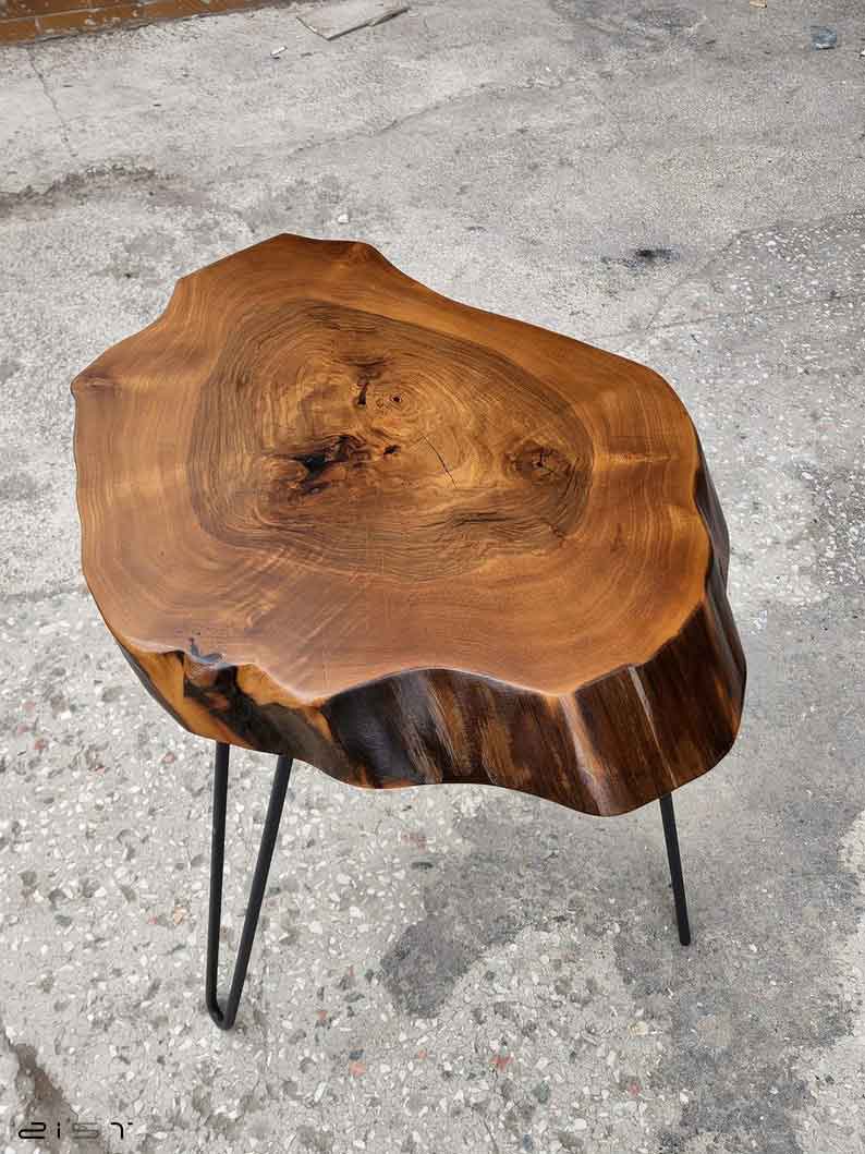 در این تصویر یک مدل میز جلو مبلی ساده و شیک چوب و فلز را مشاهده میکنید