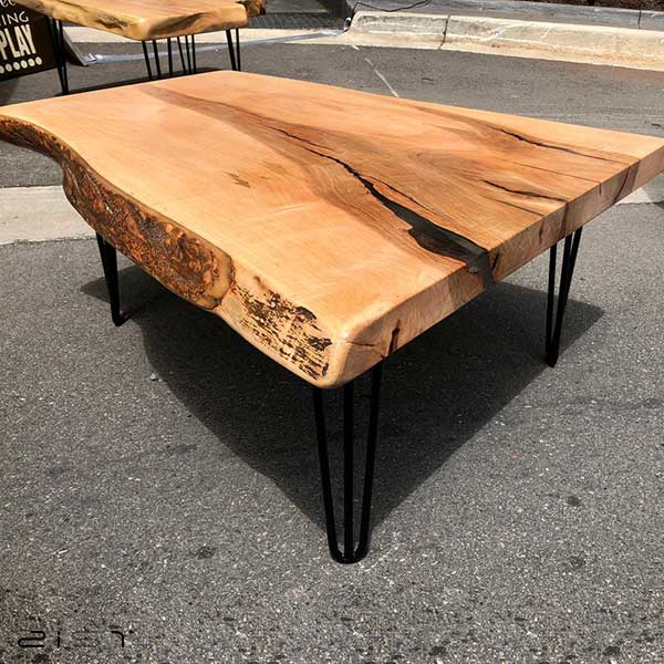 میز جلو مبلی چوب و فلز با پایه های آهنی بسیار مقاوم است