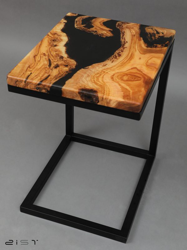 در این تصویر یک نمونه میز جلو مبلی ساده و شیک چوب و رزین را مشاهده میکنید