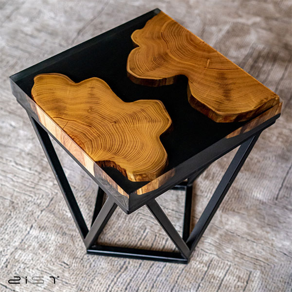 در این تصویر یک نمونه میز جلو مبلی ساده و شیک چوب و رزین را مشاهده میکنید