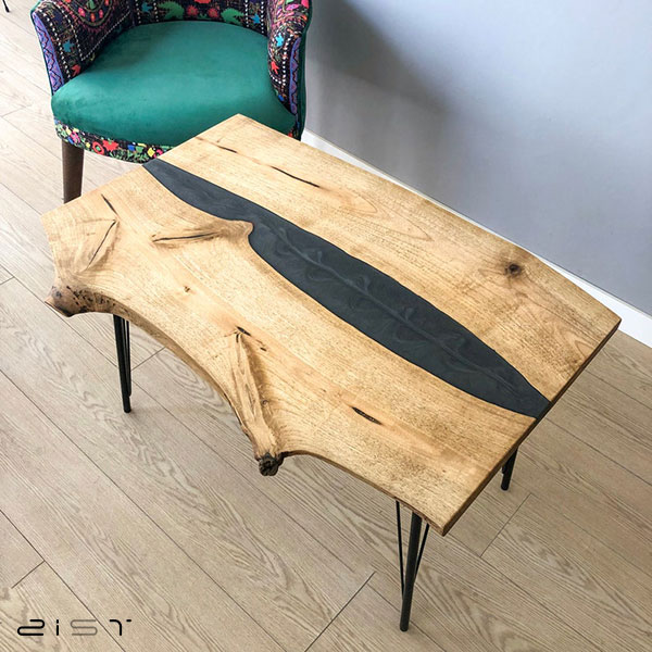 در این تصویر یک میز جلو مبلی چوب و رزین را مشاهده میکنید