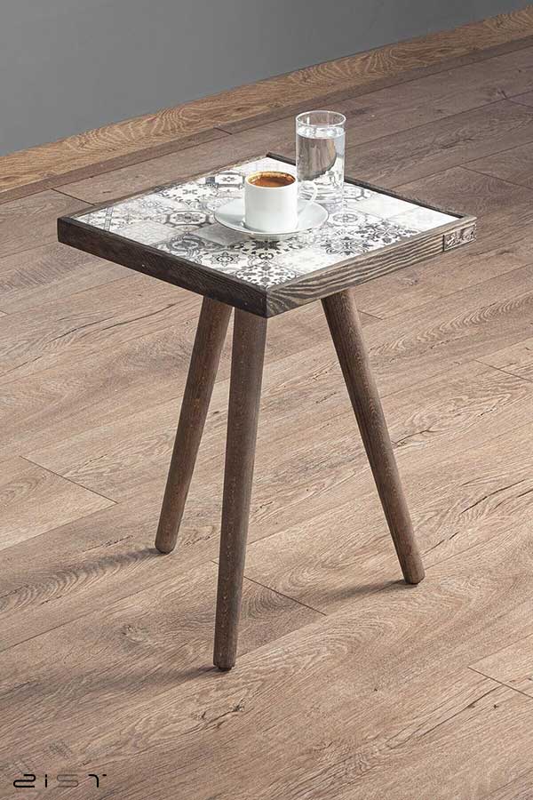 در این تصویر یک مدل میز جلو مبلی ساده و شیک سنگی را مشاهده میکنید