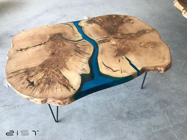 در این تصویر یک نمونه میز جلو مبلی شیک و خاص چوب و رزین را مشاهده میکنید