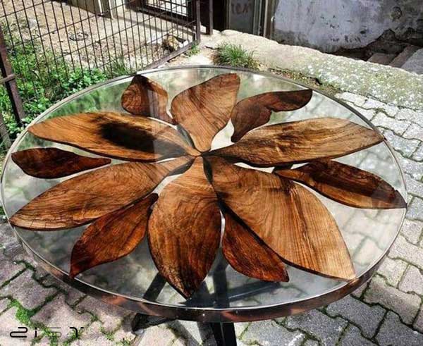 در این تصویر یک نمونه میز جلو مبلی چوب و رزین را مشاهده میکنید