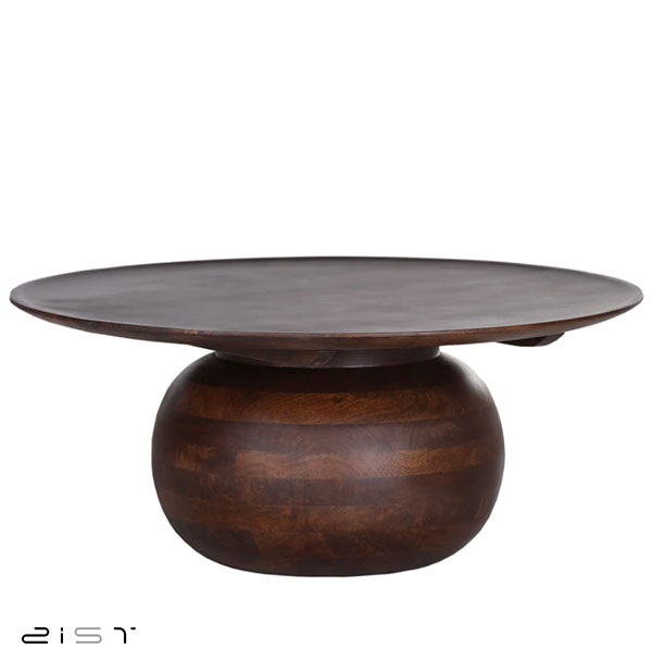در این تصیور یک میز جلو مبلی چوبی گرد را مشاهده میکنید