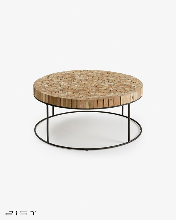 در این تصویر یک میز جلو مبلی چوبی دایره ای را مشاهده میکنید
