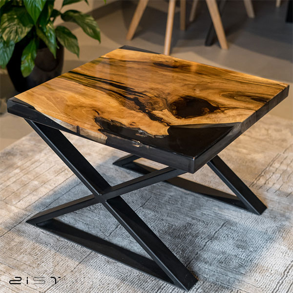 در این تصویر یک میز جلو مبلی مینیمال چوب و رزین را مشاهده میکنید