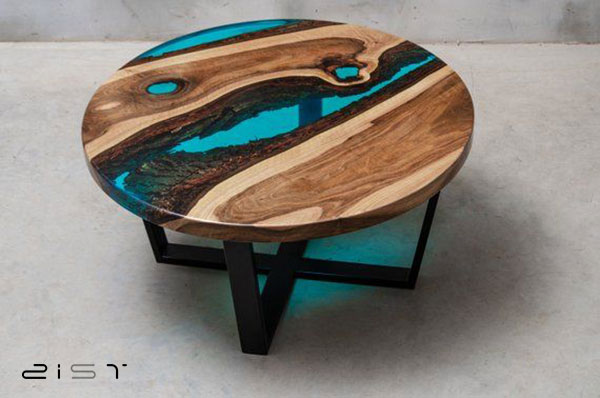 در این تصویر یک میز جلو مبلی مینیمال چوب و رزین دایره ای شکل را مشاهده میکنید
