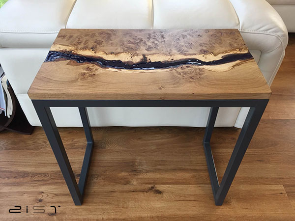 اگر به دنبال یک مدل میز جلو مبلی مینیمال و کمی فانتزی و هنری هستید، ما میز جلو مبلی چوب و رزین را به شما عزیزان پیشنهاد می‌کنیم
