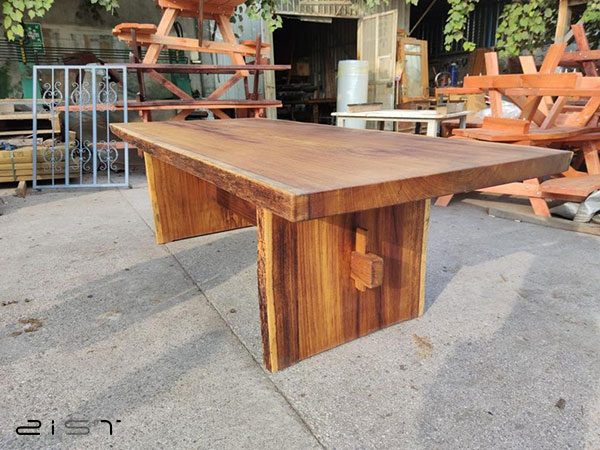 در این تصویر یک مدل میز ناهار خوری چوبی چهار نفره سبک روستیک را مشاهده میکنید