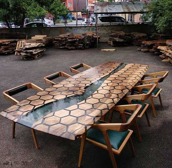 در این تصویر یک مدل میز ناهار خوری 4 نفره جدید چوب و رزین منحصر به فرد را مشاهده میکنید