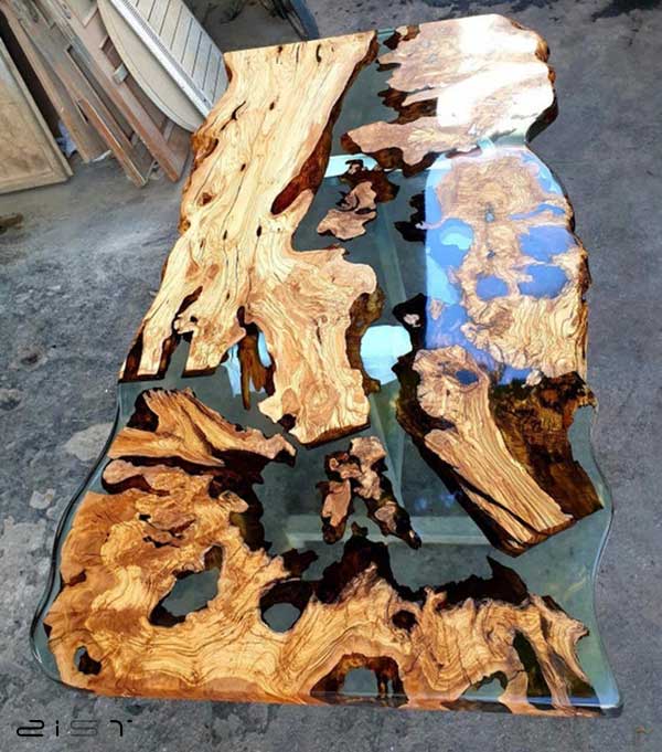 این میزهای چوب و رزین را از رزین اپوکسی و تکه های طبیعی درختان میسازند