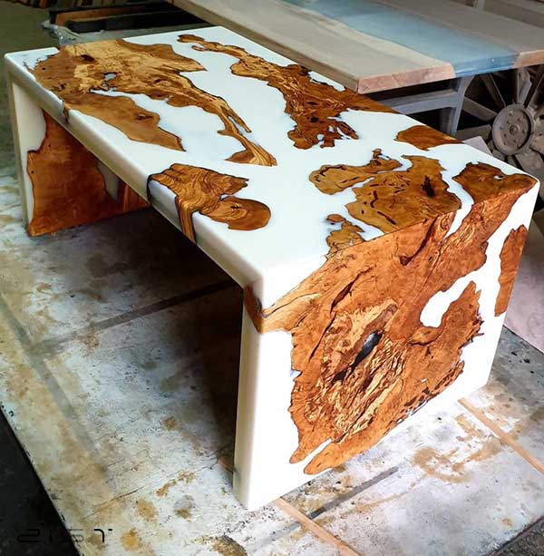 در این تصویر یک میز ناهار خوری 4 نفره جدید چوب و رزین خاص با رنگ سفیدا را مشاهده میکنید