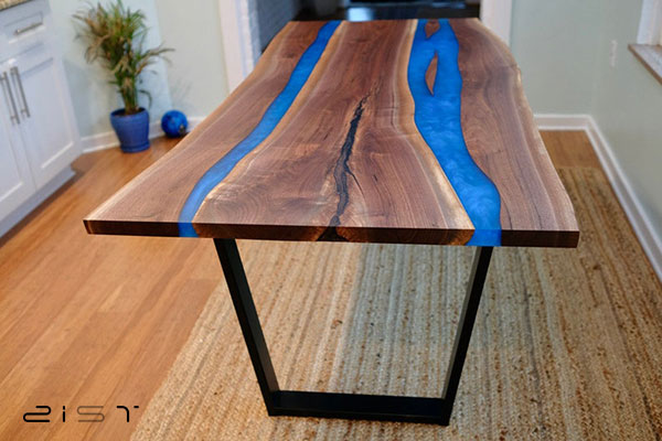 این میز چوبی با ترکیب رزین اپوکسی ساخته شده است که بسیار خارق العاده است