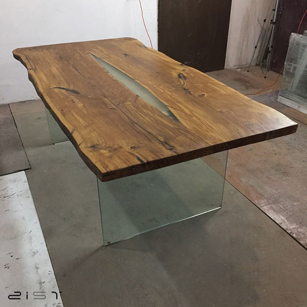 در این تصویر شما یک مدل میز ناهار خوری چهار نفره چوب و شیشه‌ را مشاهده میکنید