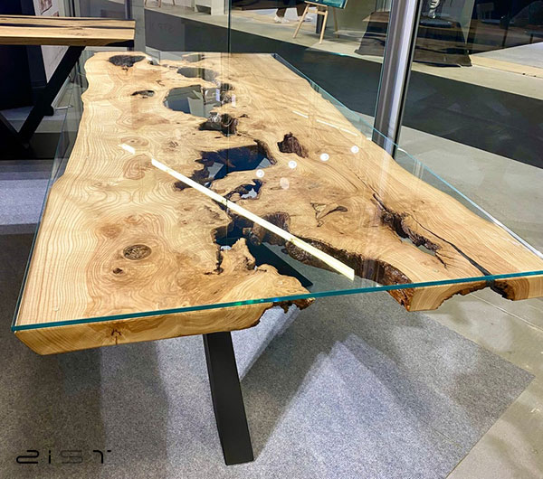 در این تصویر شما یک مدل میز ناهار خوری چهار نفره چوب و شیشه‌ خاص را مشاهده میکنید