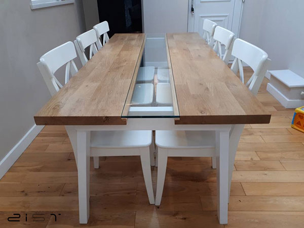 این میز از ترکیب خلاقانه چوب و شیشه ساخته شده است 