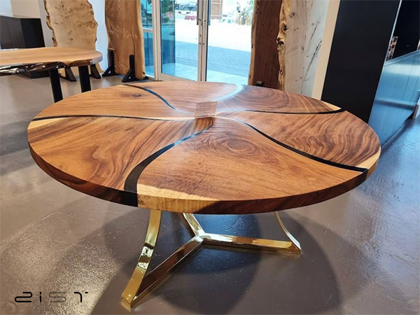 در این تصویر یک میز ناهار خوری چهار نفره گرد چوبی را مشاهده میکنید